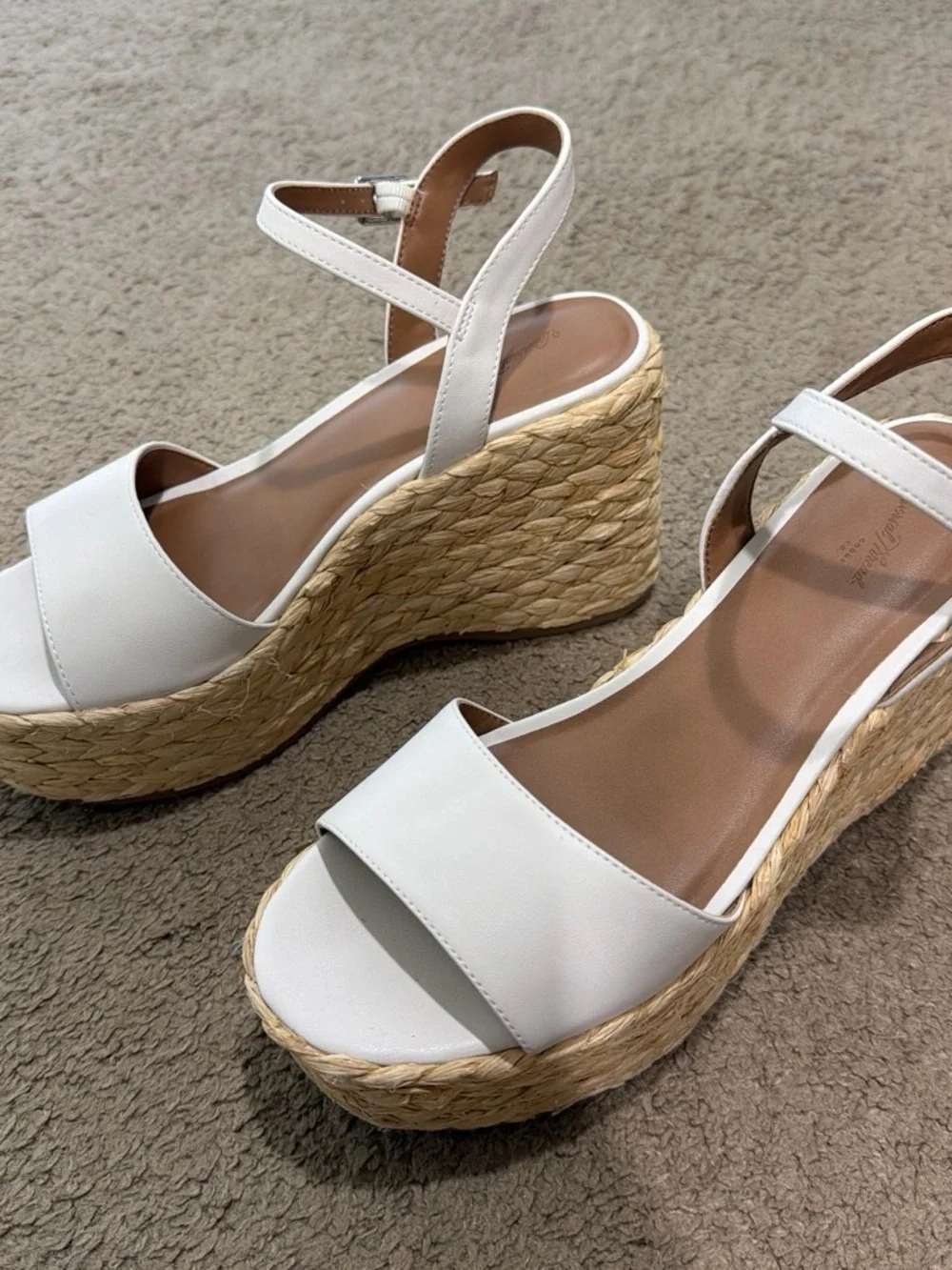 Size 8 Universal Thread White Platform Wedge Sandals 4.25 in